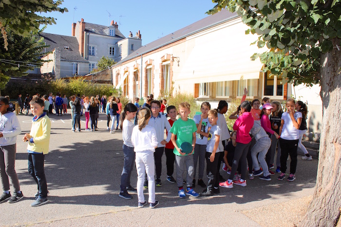 Enfants en rang devant leur classe