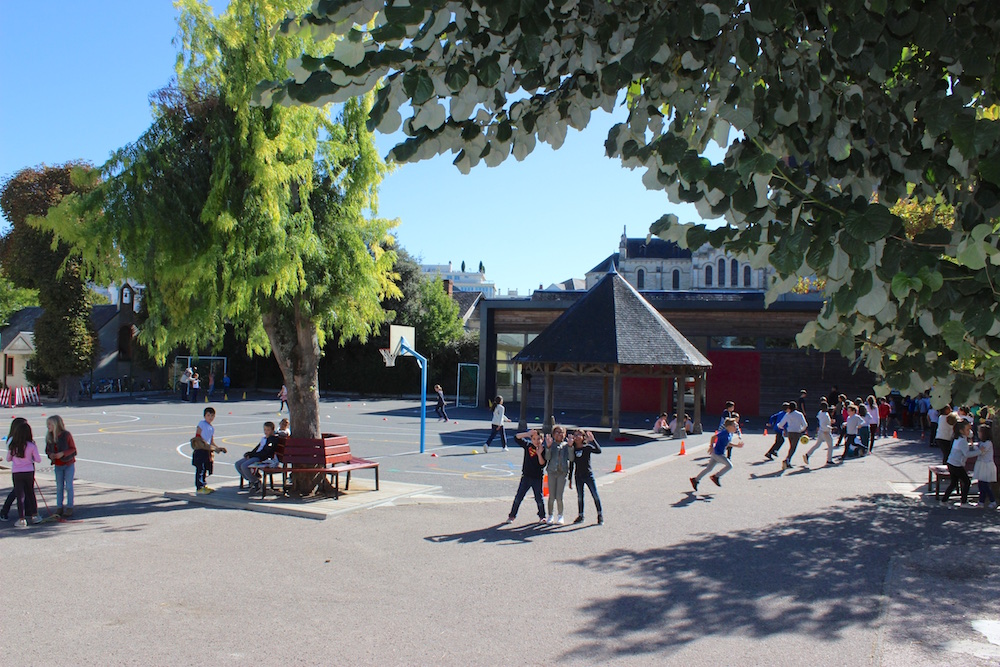 cours de récréation de l'école